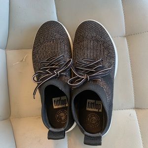 FitFlop Uberknit Sneaker in black/gold metallic